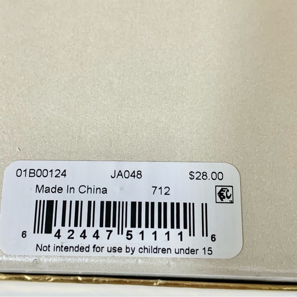 NWT gold toned Chrystal and imitation pearl wreath pin - Picture 5 of 12